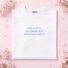 T-Shirt Scritta Vado a letto presto Azzurra